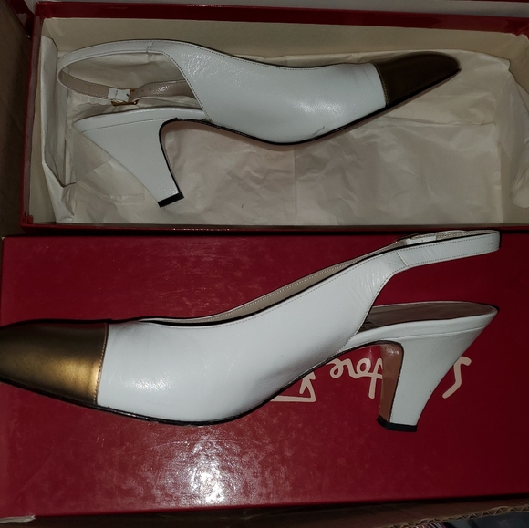 VINTAGE WHITE GOLD TIPPED SALVATORE FERRAGAMO SHOE - Picture 6 of 6